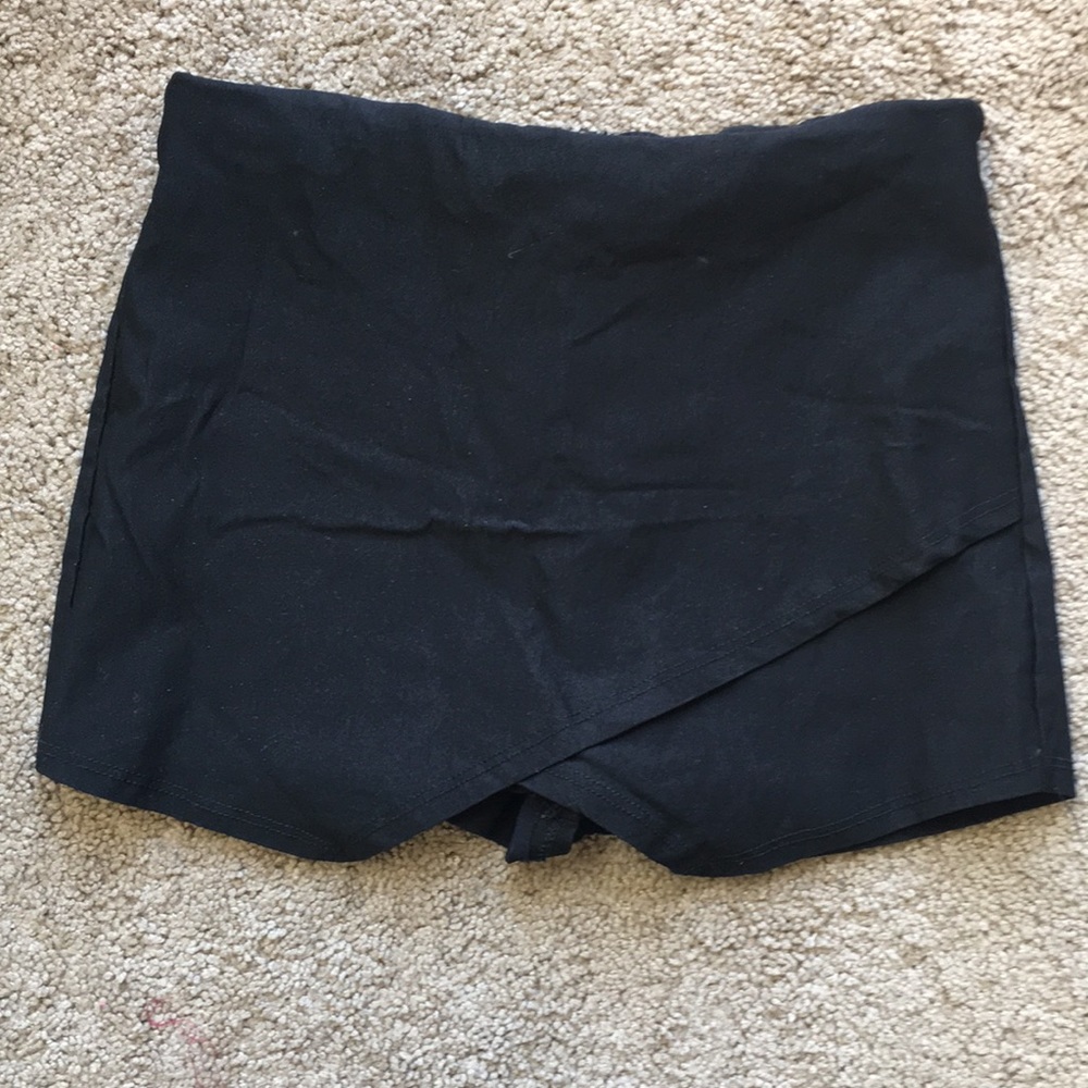 {Blue Blush} Black Asymmetrical Skort